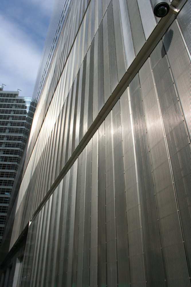 ニューヨークの７ワールドトレードセンタービルの壁面を飾るジョンソンスクリーン