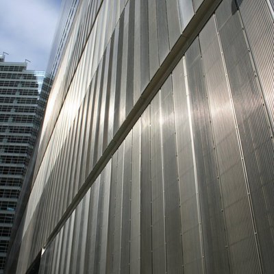 ニューヨークの７ワールドトレードセンタービルの壁面を飾るジョンソンスクリーン
