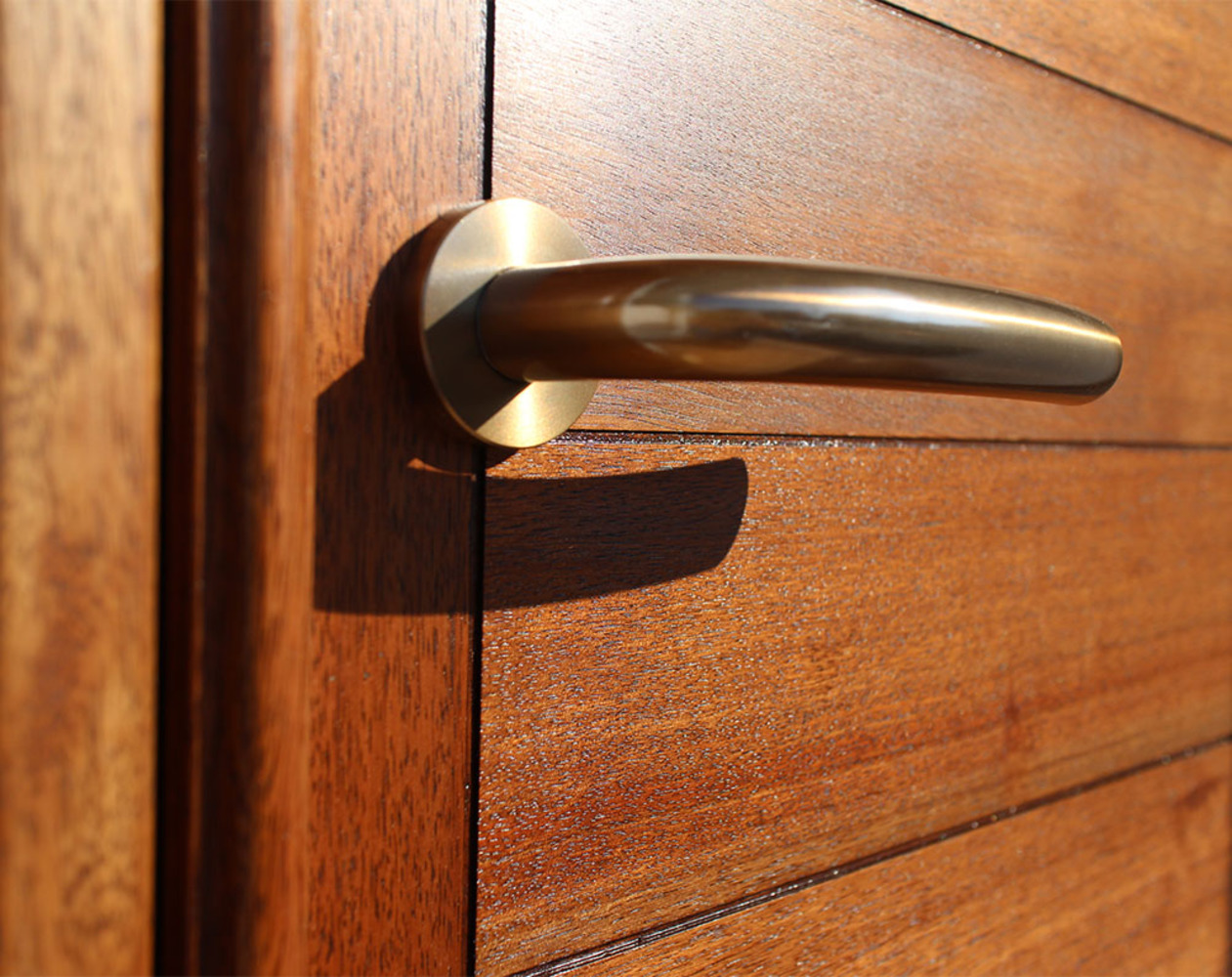 無垢の木の風合いを味わうシンプルなデザインの木製玄関ドア ラスティック45 玄関ドアシリーズ ユダ木工株式会社 2778 建材トレンド