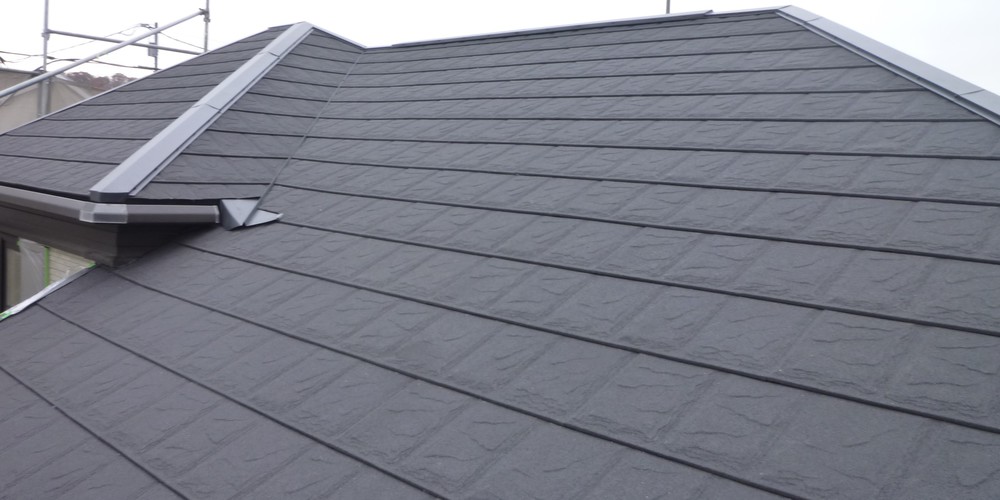 錆に強い鋼板の上に対候性に優れた石粒を接着した屋根材 スカイメタルルーフ Feroof Co Ltd 3900 建材トレンド