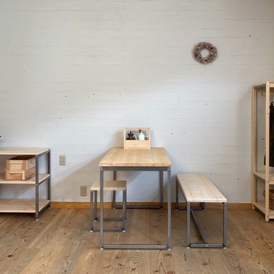 ひのきの天板とスチール脚を組み合わせたシンプルなデザインのテーブル「ひのき家具シリーズ」