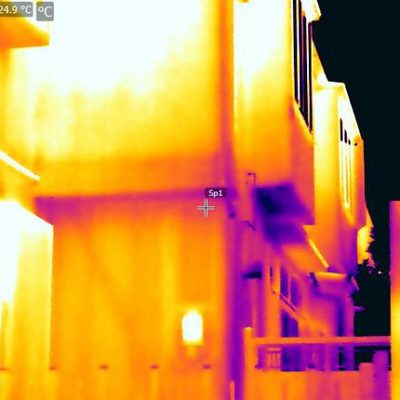 外部から撮影した筋交いの赤外線写真