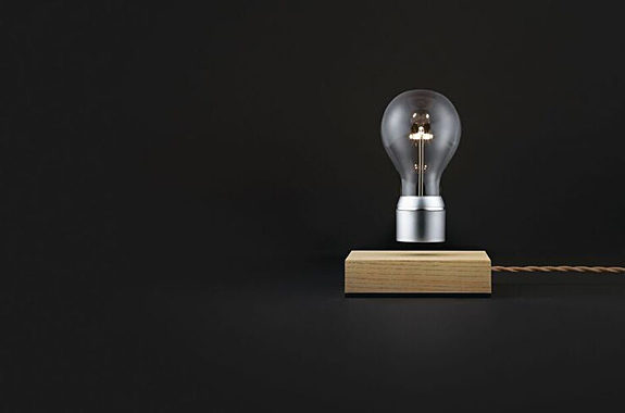 空宙を浮遊する電球「FLYTE Magnus フライトライト マグナス