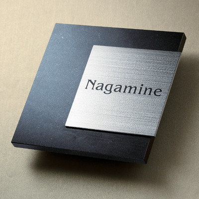 天然石表札「スタイリッシュ チタン（黒ミカゲ＆チタン）DK303P」W155×H150mm