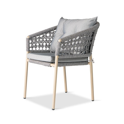 側面や背面を格子状のロープで編み込みが施されたチェア「CS04 Chair」