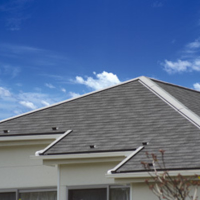 高耐久性・防水性を誇る、住宅用プレセメント付シングル屋根材「ロアーニ II 」