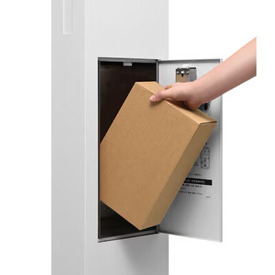 荷物を出し入れしやすい幅広の宅配ボックス。