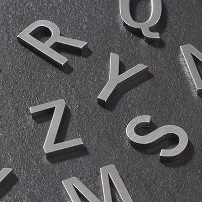 お好きなアルファベットを組み合わせて 表札やドアへ「単品文字」